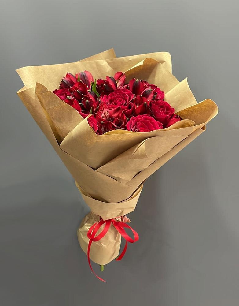 Букет цветов из: Альстромерии и Розы в Каменоломни