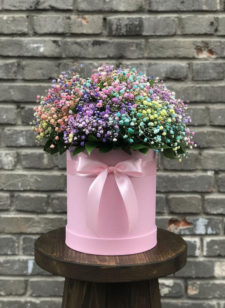 Цветочная композиция из Гипсофила и Розы в шляпной коробке в Каменоломни