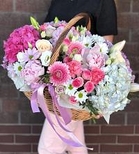 Композиция солнечный день в Каменоломни Цветочная композиция из Розы, Хризантемы, Пионы и Лизиантусы в корзине в Каменоломни