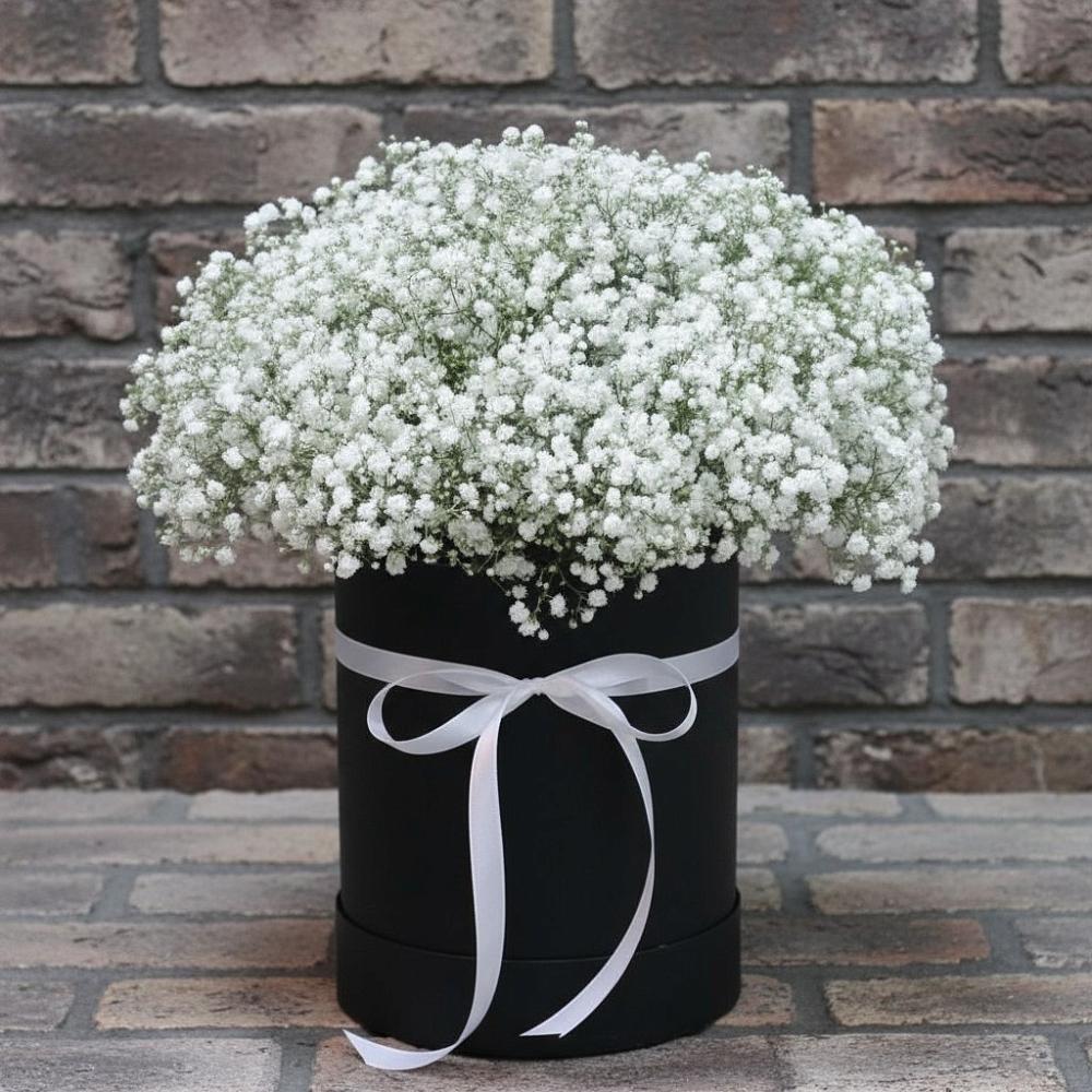 Цветочная композиция из Гипсофила в шляпной коробке в Каменоломни