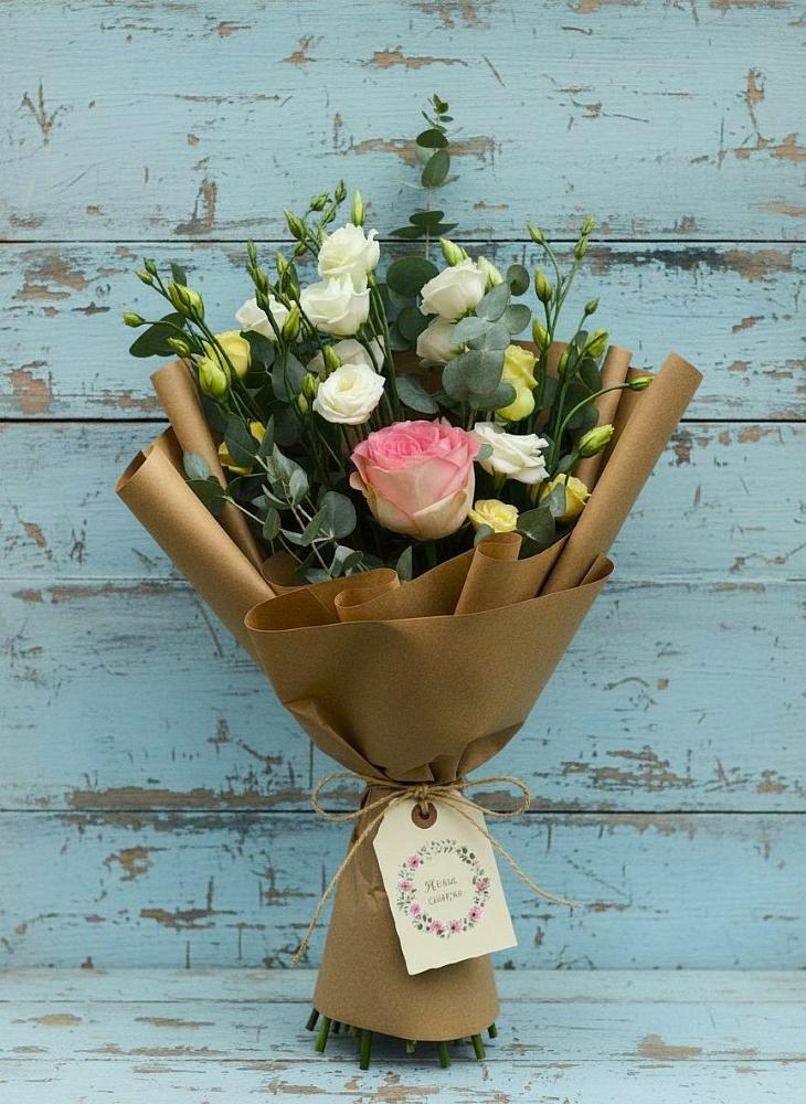 Букет цветов из: Розы и Лизиантусы в Каменоломни