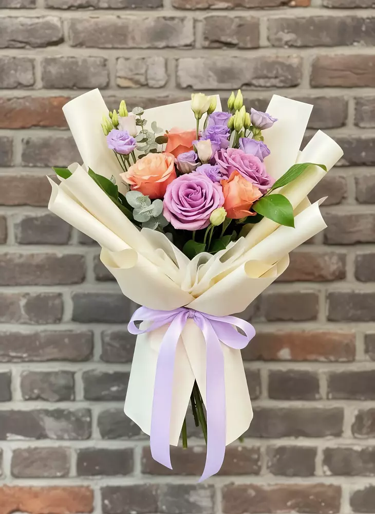 Букет цветов из: Лизиантусы и Розы в Каменоломни