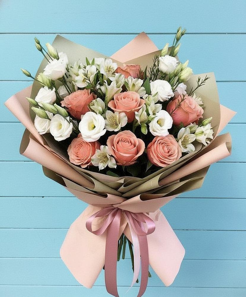 Букет цветов из: Розы, Альстромерии и Лизиантусы в Каменоломни