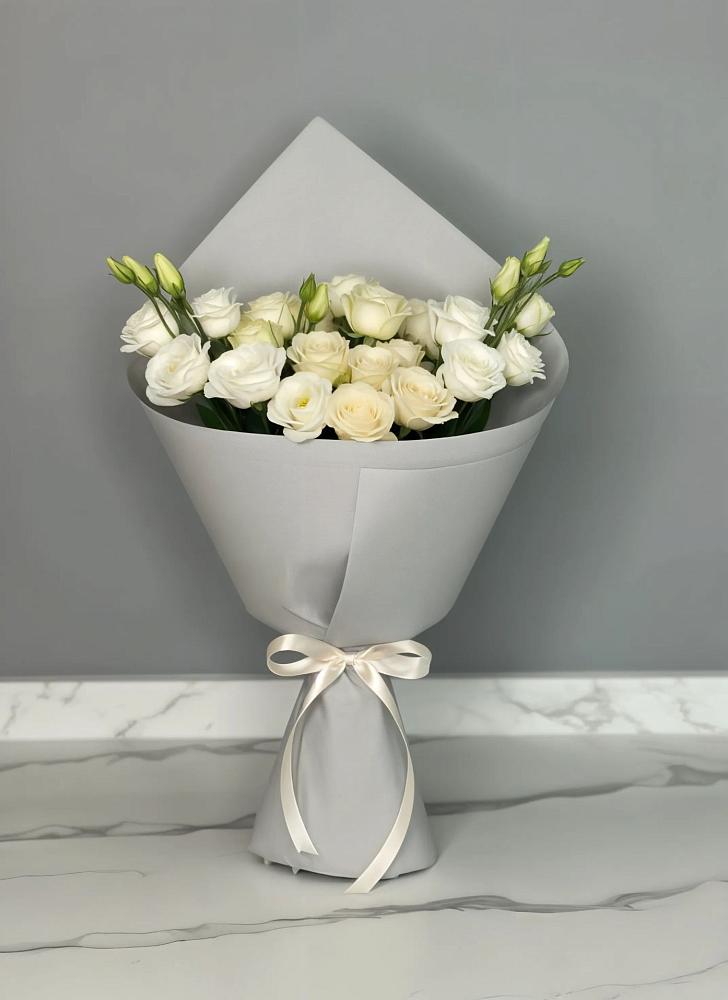 Букет цветов из: Розы и Лизиантусы в Каменоломни