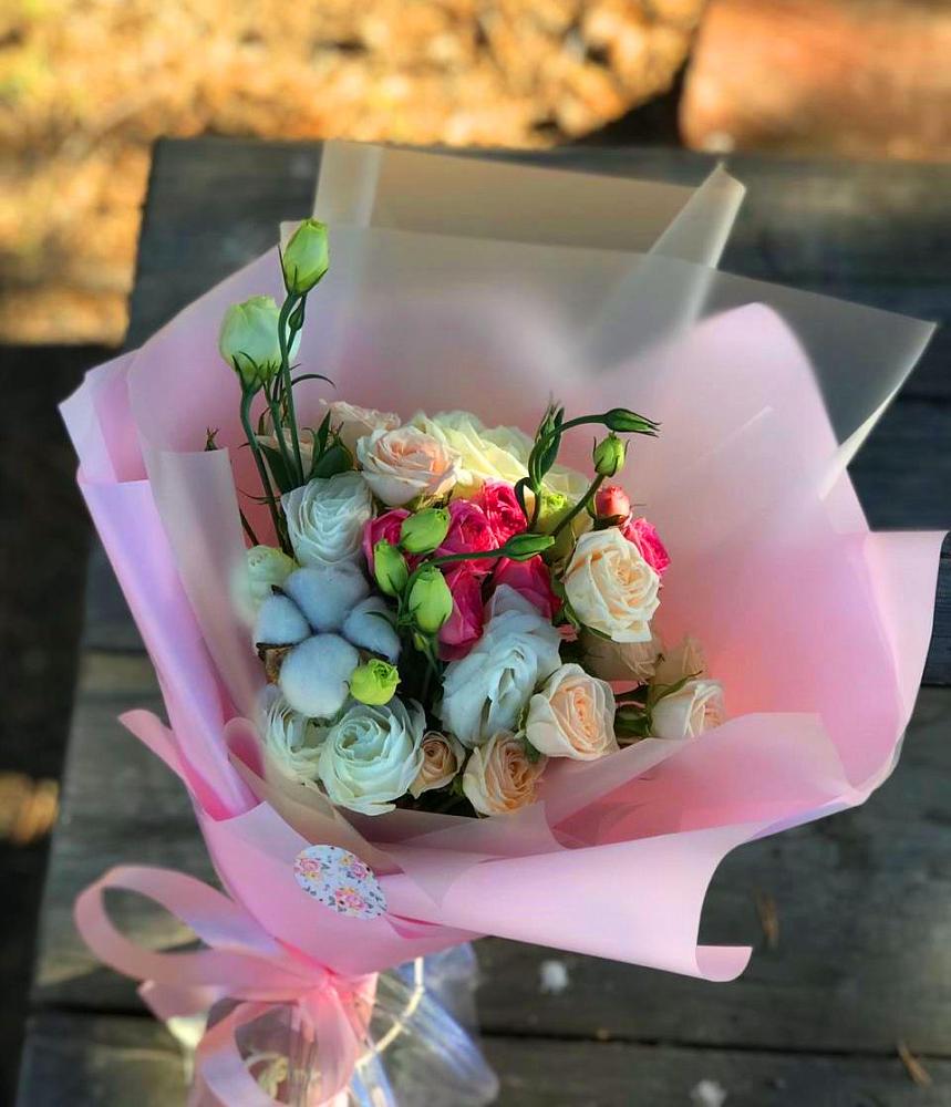 Букет цветов из: Розы и Лизиантусы в Каменоломни