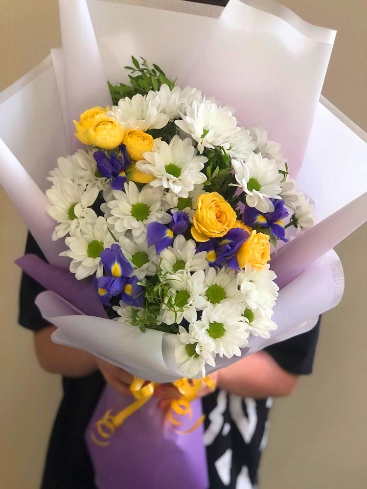 Букет цветов из: Ирисы, Хризантемы и Розы в Каменоломни
