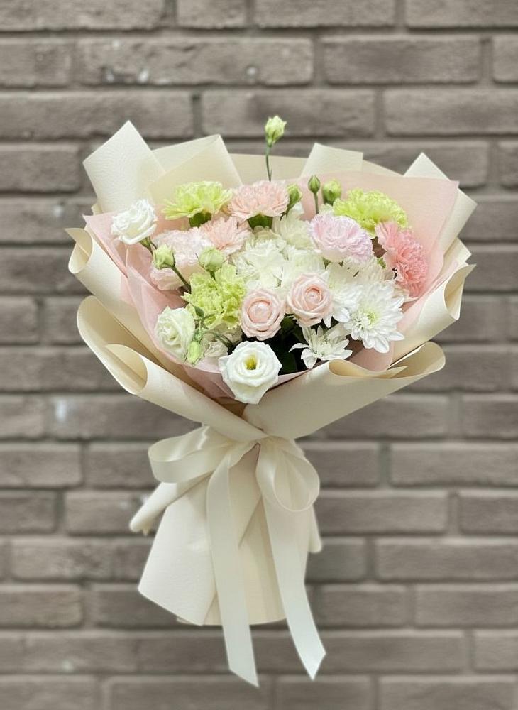 Букет цветов из: Гвоздики, Розы, Лизиантусы и Хризантемы в Каменоломни