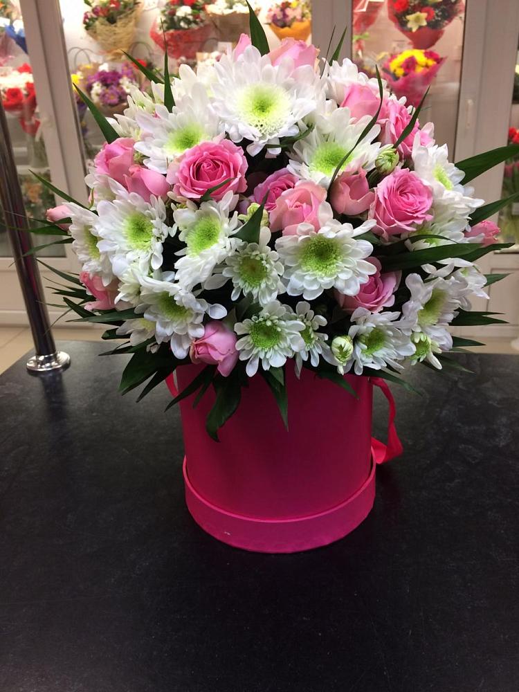 Цветочная композиция из Розы и Хризантемы в шляпной коробке в Каменоломни