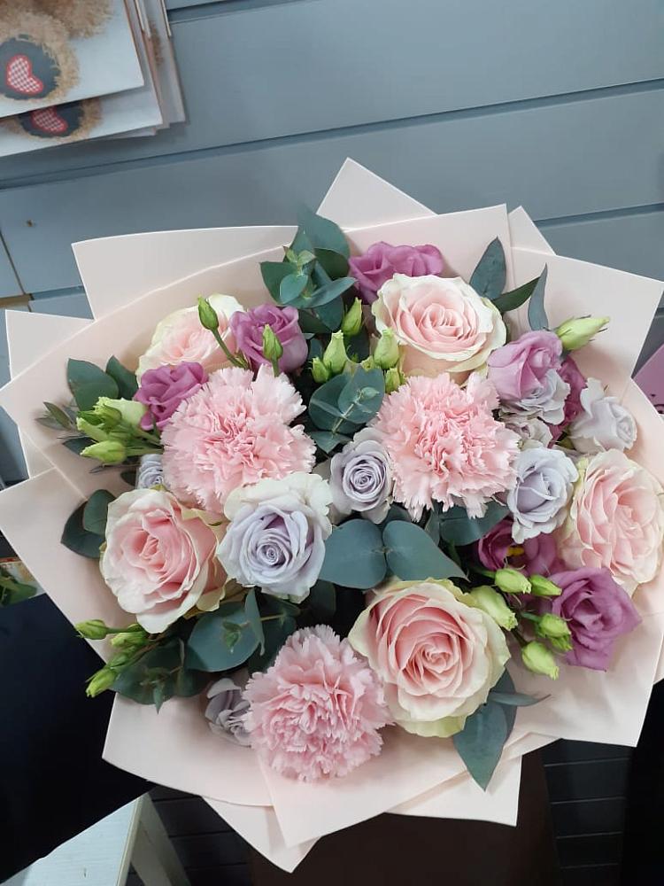 Букет цветов из: Розы, Гвоздики и Лизиантусы в Каменоломни