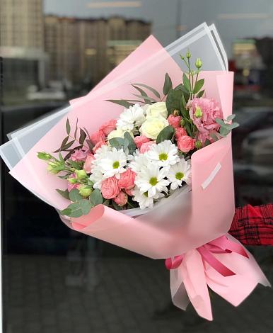 Букет цветов из: Розы, Лизиантусы и Хризантемы в Каменоломни
